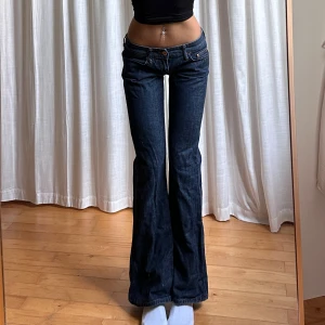 Lågmidjade jeans  - Midjemått: 35 Innerbenslängd: 76 Jag är 165cm⭐️