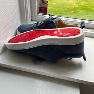 Christian Louboutin  - Endast använda en gång. Skriv gärna om du har några frågor. Ni vet varför dem är billiga