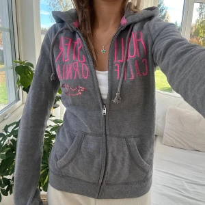 Hollister zip  - En zip från Hollister i storlek XS. Jag skickar ditt köp inom 24h. Se liknande zip i min profil! 