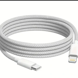 Apple USB-C till Lightning-kabel 2 Meter - Flätad USB-C till Lightning-kabel från Apple, perfekt för laddning och dataöverföring till iPhone, iPad och andra Apple-enheter. Kabeln är i nyskick utan synligt slitage eller defekter. Hög kvalitet och hållbar design för daglig användning.