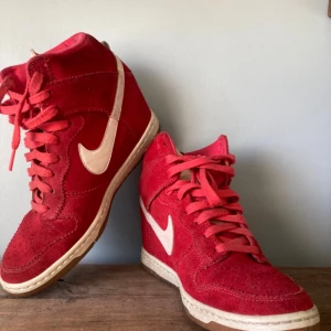 Skye High från Nike - Ikoniska sneakers ”skye high från Nike i stl 40 2/3. Priset är per sko.