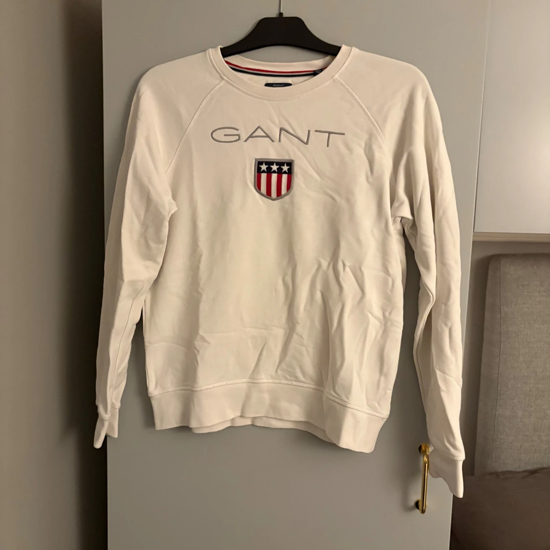 Vit sweatshirt från GANT med emblem