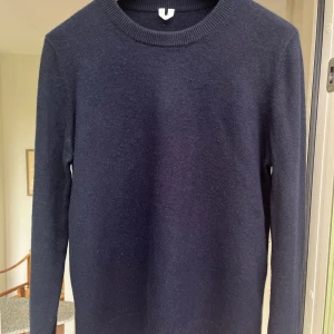 Mörklblå Kashmir tröja Arket - Kashmir tröja från arket. Nyskick. Storlek L passar M också. 