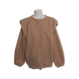 Beige teddyjacka - Så mysig höstig jacka från perla bella, unik och gosig. Köpt för 520 på sellpy! I strl M (har xs-m i vanliga fall) 