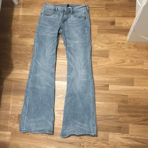 Bootcut ljusblå jeans från H&M - Ljusblåa lågmidjade  jeans från H&M! Aldrig använt💕💕