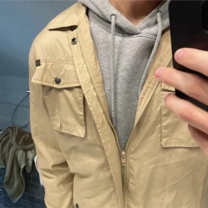 Beige fieldjacka  - Riktigt stilren beige fieldjacka med silvriga detaljer! || Perfekt till lite kyligare dagar🙌🏻 || Skick: 9/10 || Storlek; M, men jag bär S vanligtvis och den passar bra || Pris; 429kr || skriv vid minsta fundering!