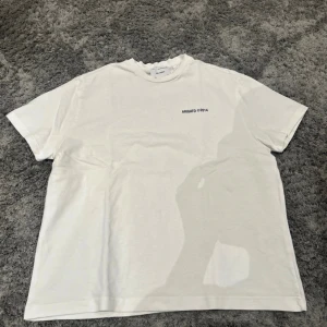 Axel arigato t-shirt - Säljer denna därför den är för liten skit snygg till bara ett par jeans eller ett par mjukisbrallor den här lite fläckar på men jag tror det går bort i tvätten