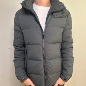 J.lindeberg Vinterjacka - Vinterjacka från J.lindeberg i strl M • Skick: 9.5/10 • Nypris: ~4700kr • Vårt pris: 2399kr • Modellen är 188 cm och väger 75kg • Tveka inte på att skriva vid eventuella frågor eller funderingar!
