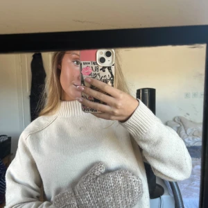 Beige stickade tumvantar - Säljer ett par virkade tumvantar i beige färg. De är virkade av mig med alpacka & mohair garn vilket gör de jätte varma. Perfekta för kalla dagar när du vill hålla händerna varma och ändå se stilren ut.