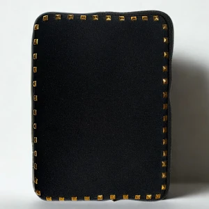 Datorfodral med guld nitar  - ‼️REA‼️ENDAST 149KR! Då vi endast har fåtal kvar i lager! ⚜️Datorfodral med nitar, vattentätt material och plats för allt du behöver. Storlek 34,5x25cm 🥂🤩Superfint och praktiskt fodral som passar perfekt till både skola och jobb. Rymmer dator, laddare och annat utan problem.                          🥂Materialet är tåligt och nitarna ger den där lilla extra detaljen som gör att den sticker ut!           🌟Fodralet är handgjort och egen designat. Snabb leverans 2 arbetsdagar!!