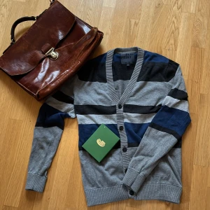 Randig Cardigan - Jag säljer nu en asfet Randig Cardigan till mycket bra pris❤️Var inte rädd för att ställa fler frågor👍