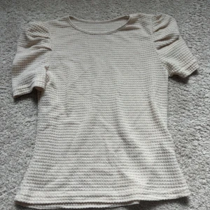 Söt topp - Söt beige/vit stickad T-shirt 