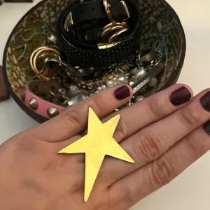 Stor rostfri stjärnring  - Superfin stjärnring, guldplatterad och i rostfritt stål⭐️Justerbar så kan enkelt justeras till  olika storlekar! Har några enstaka repor men det är inget super synligt!