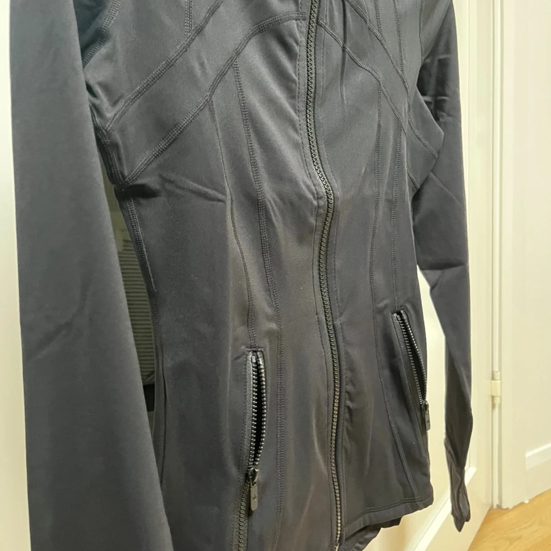 Svart träningsjacka från Lululemon - 1