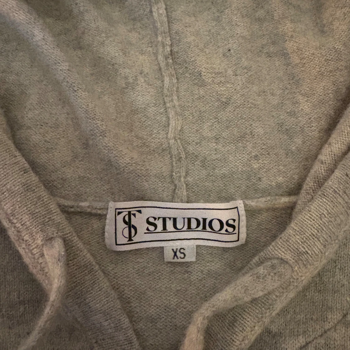 Grå zip hoodie från S&T Studios i kashmir/merino - 2