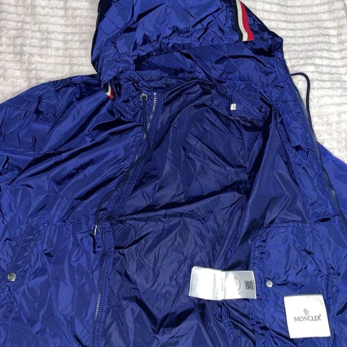 Blå vindjacka från Moncler med huva - 2