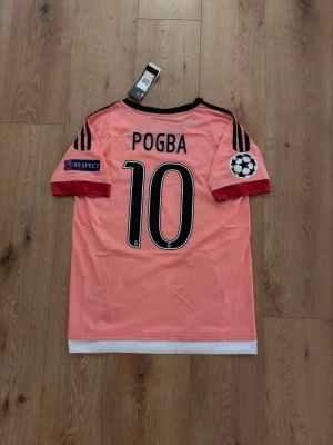 Juventus POGBA retor fotbollströja - Helt oanvänd med tags kvar och Adidas påse. Storlek small. Skriv privat för fler bilder eller vid funderingar! 