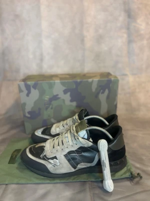 Valentino Rockrunners | 44 - Valentino rockrunners i storlek 44. Skicket är bra, Box, Dustbag snören medföljer. Fraktar samma dag ⭐️