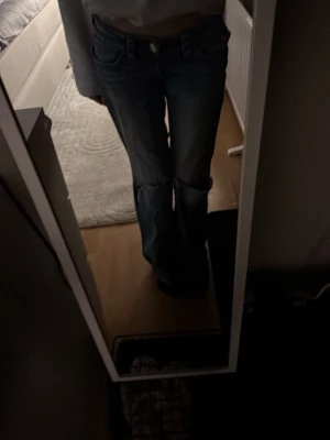 Blåa jeans från Gina  - Jag är 160 så ni vet. Jag säljer dessa jeans för de är typ försmå och gillar inte riktigt hur de sitter längre. Andvänt 3-5 ggr och i jätte bra kvalite. 