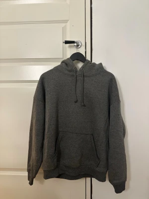 Mörkgrå hoodie från BikBok - Mysig mörkgrå hoodie från BikBok med klassisk känguruficka och justerbar dragsko i huvan. Inga defekter eller liknande. 