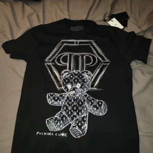 Philip plein t shirt - Köpt från Farfetch för ungefär 5500kr. Använd en gång Storlek M. Kontakta mig för fler bilder & mer info!