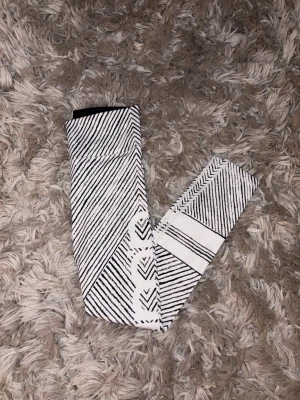 Aimn tights  - Säljer ett par tights från aimn i strl xs. Fint skick. 