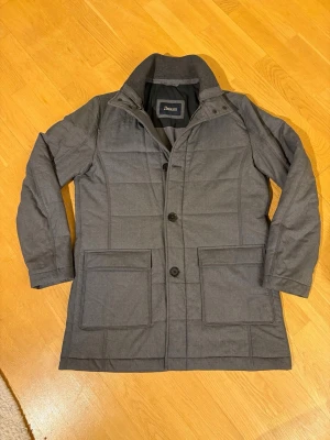 Herno Jacka - Herno fodrar rock/jacka Skick 7/10 Storlek  50 sitter som L riktigt bra pris! Hör av er vid frågor! 