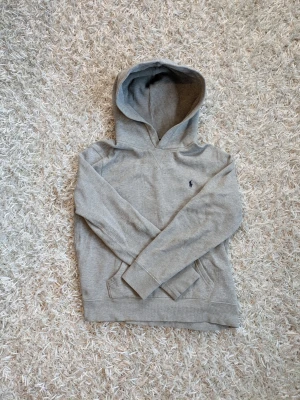  Ralph Lauren Hoodie - | Ralph Lauren hoodie |stl xs/14-16 | Mycket bra skick  om man bortser från armbågen | grå | bekväm & stilren |  frakt 0–3 dagar | skriv vid frågor eller mer bilder | pris kan diskuteras!