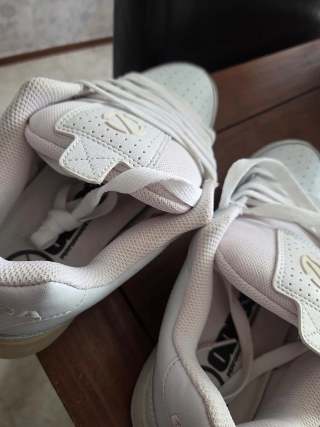 Vita sneakers med perforerad tå - 4