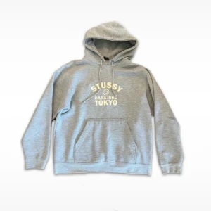 stussy @ harajuku tokyo grå hoodie - 🎀 stussy @ harajuku tokyo hoodie 🎀 bra/okej skick, köpt vintage, har lite noppor vid slutet av armarna och midjan (se sista bilden) 🎀 storlek L 🎀 mått: - längd: 67cm - axelbredd: 50cm - armlängd: 63cm 🎀 kontakta mig vid frågor eller funderingar . . • ☆ . ° .• °:. *₊ ° . ☆˚ ♡ ·˚ ₊˚ˑ      