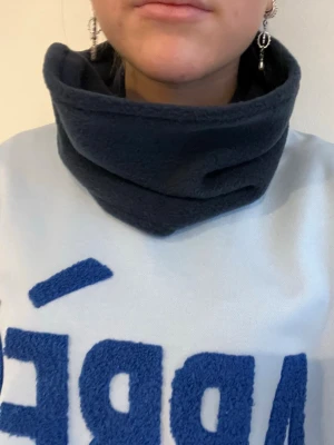 Mörkblå buff #02💙 - Så fin och mjuk mörkblå buff! Perfekt till afterski eller skidresan!💙egensydd så inte helt perfekt 💙