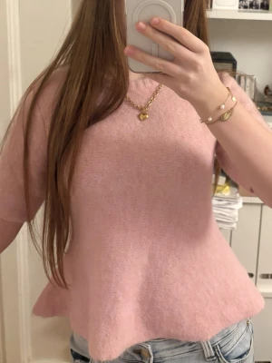 Ljusrosa stickad topp - Supersöt ljusrosa stickad topp med korta ärmar och lätt utsvängd nederdel. Aldrig använd förutom för dessa bilder. Nypris- 400kr ❤️