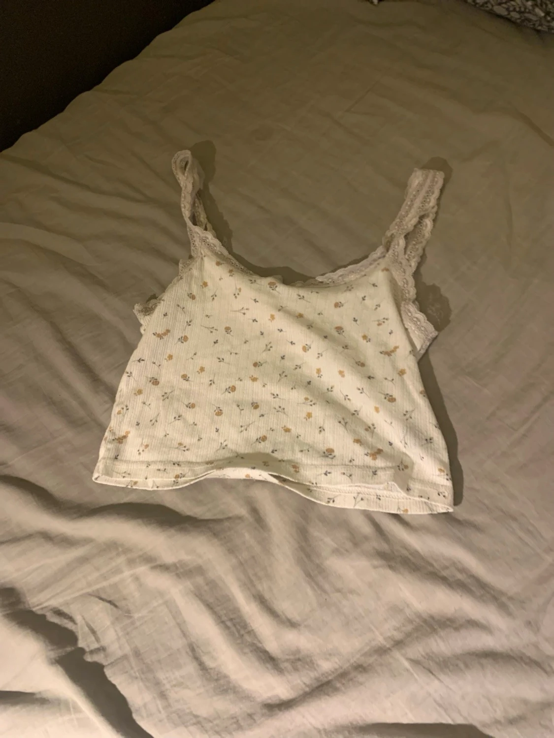 Vit blommig linnetopp med spets