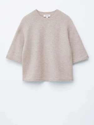 STICKAD TOPP I ALPACKABLANDNING  - Mjuk stickad topp i ljusbeige med avslappnad passform och kort ärm. Rund halsringning och rena, minimalistiska detaljer som gör den lätt att matcha både till vardags och mer uppklätt.  Nypris: 780kr. Skriv för fler bilder! 