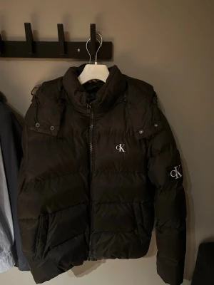 Svart pufferjacka från Calvin Klein - Inga defekte, s/m skulle jag säga men lite större i storleken!