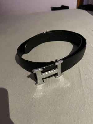 Bälte  - Bälte H lite skrador men syns inte när man använder bältet 