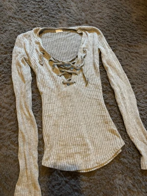 Grå långärmad🩶 - Långärmad tröja med snörning fram. Aldrig använd men köpt second hand. Storlek M men insydd till S/XS