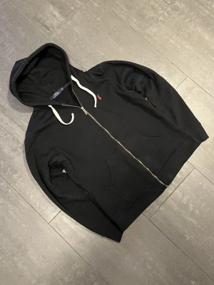 Ralph Lauren zip  - Snygg och stilren Ralph lauren zip i mycket bra skick. Storlek L men skulle snarare säga att den passar M/L. Tveka inte att höra av er med frågor och funderingar och kolla gärna in mina andra annonser så kan vi säkert fixa ett bra paketpris🤩🤩