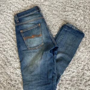 Blå jeans från Nudie Jeans Co - Tja, säljer ett par schyssta jeans från Nudie . Storlek W30 L34 och i toppen skick. Skriv till mig vid minsta fundering. Mvh Marius 😁
