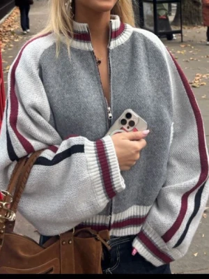 Jaded London knitted bomber jacket  - Jättesnygg stickad jacka från Jaded London som är helt oanvänd🤍 Nypris: 2 246