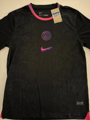 PSG X Drip Limited edition tröja - Fotbollströjor i storlek M. Helt ny och oanvänd, med tag kvar. Detaljrik i inofficiell version. 