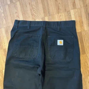 Carhartt Wip svarta 33x32 simple pant - Bra skick⭐️ storlek 33x32, mått: längd: 107 cm, midja: 45 cm, innerbenslängd: 77 cm, benöppning: 22 cm