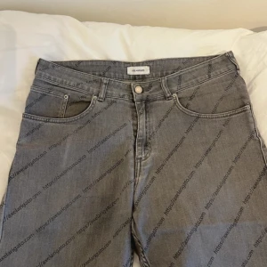 Axel Arigato https print grå jeans - Bra skick⭐️ storlek 31, mått: midja: 41 cm, längd, 105cm, innerbenslängd: 72 cm, benöppning: 20 cm