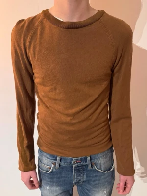 Brun långärmad tröja - | Skick: 10/10 | Färg: Brun | Modell: 175cm 62kg | Vad inkluderas: Enbart tröjan | Nypris: 399kr |