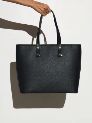 Svart axelväska från hm - Svart axelväska från hm som är använd max 3 gånger köpt för ca 400kr säljer för 300kr