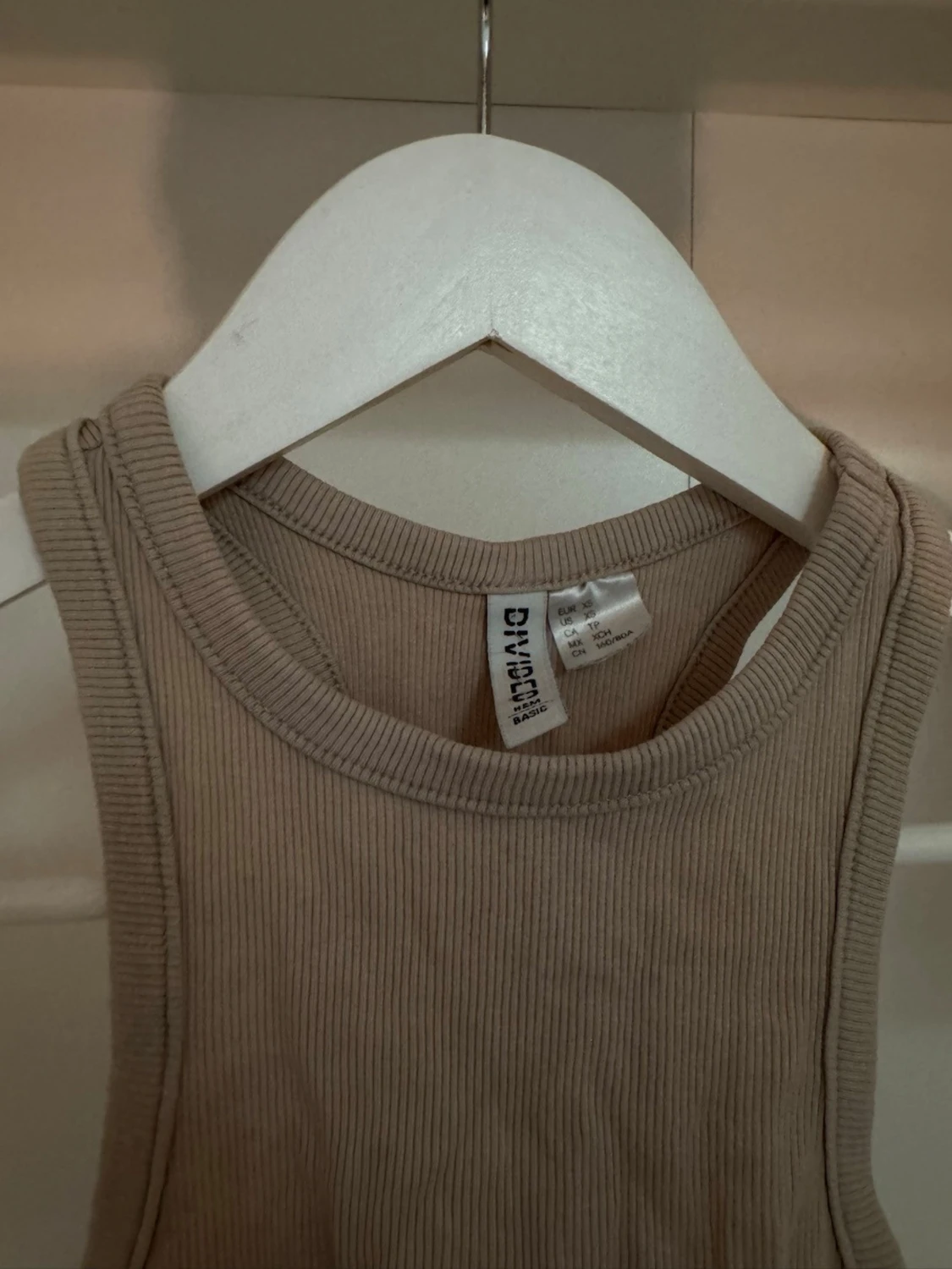 Beige ribbad linnetopp från Divided - 1