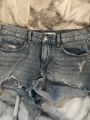 BUDA PÅ JEANSSHORTS FRÅN GINA TRICOT!! - Lägg bud på dessa jeansshorts från Gina tricot i storlek 36. Tar bara emot rimliga priser för dessa, är osäker om jag vill sälja dom eller inte. Dem är mid waist men ser ut som lite low waist ibland. Dem sitter inte hårt på benen. Fint i skick även dem är använda mycket. 