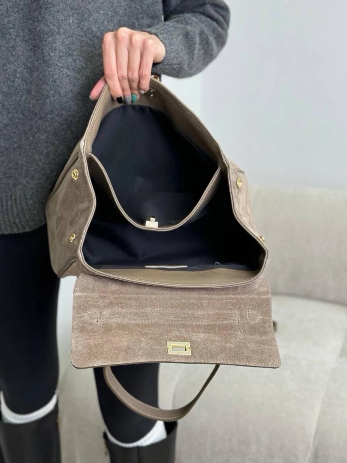 Beige mocka handväska med gulddetaljer - 4