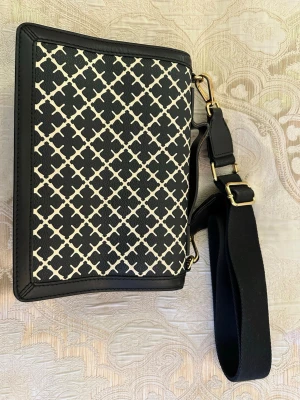 Axelväska från by Malene Birger  - Svart axelväska från by Malene Birger. Dustbag medföljer