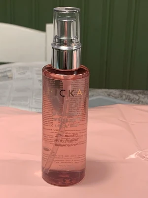 Glow Monkey Setting Spray från Hickap - Glow Monkey Setting Spray från Hickap är en ansiktsmist i en genomskinlig rosa plastflaska med silvrig spraypump. Ger en strålande finish och passar alla hudtyper. 100% vegansk formula som fräschar upp och fixerar makeupen.